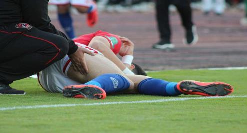 آلام الخلفية تحرم أزارو من استكمال مباراة بتروجيت